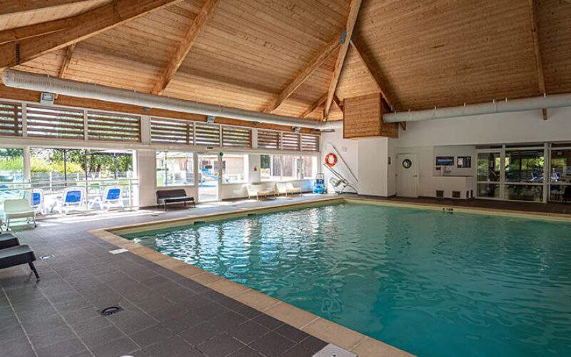 La Piscine chauffée et couverte