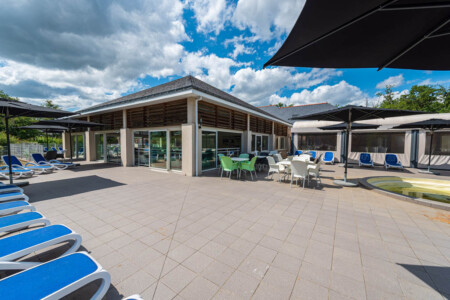 Terrasse de la piscine résidence vacances à Saumur