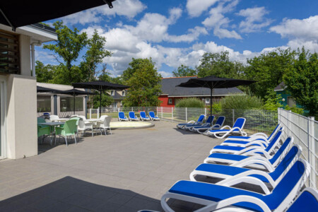Terrasse de la piscine résidence vacances à Saumur