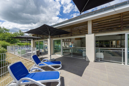 Terrasse de la piscine Domaine du Golf à Saumur